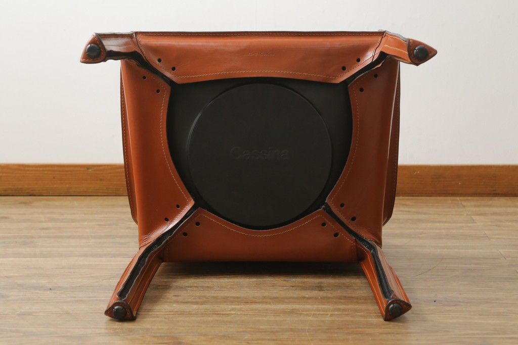 中古　美品　Cassina(カッシーナ)　413 CAB(キャブ)　MARIO BELLINI(マリオベリーニ)　本革　脚部まで革で覆われた個性的なアームチェア　定価約41万8千円　(R-090792)
