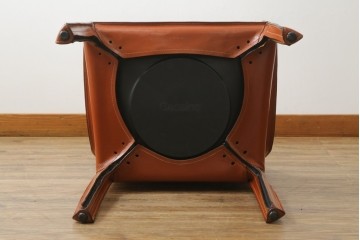 中古　美品　Cassina(カッシーナ)　413 CAB(キャブ)　MARIO BELLINI(マリオベリーニ)　本革　脚部まで革で覆われた個性的なアームチェア　定価約41万8千円　(R-090792)