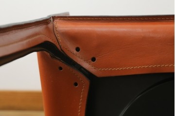 中古　美品　Cassina(カッシーナ)　413 CAB(キャブ)　MARIO BELLINI(マリオベリーニ)　本革　脚部まで革で覆われた個性的なアームチェア　定価約41万8千円　(R-090792)