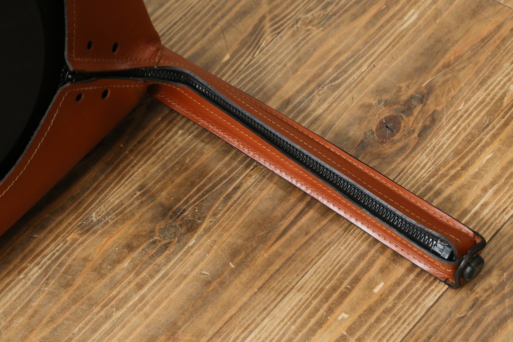 中古　美品　Cassina(カッシーナ)　413 CAB(キャブ)　MARIO BELLINI(マリオベリーニ)　本革　脚部まで革で覆われた個性的なアームチェア　定価約41万8千円　(R-090792)