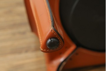 中古　美品　Cassina(カッシーナ)　413 CAB(キャブ)　MARIO BELLINI(マリオベリーニ)　本革　脚部まで革で覆われた個性的なアームチェア　定価約41万8千円　(R-090792)