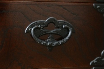 中古　美品　岩谷堂箪笥　桜木作　重厚感ある佇まいの衣装箪笥　(R-090793)