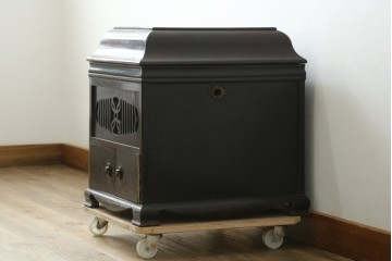 和製アンティーク　昭和初期　蓋付きキャビネット型のポータブル蓄音機　(R-090795)
