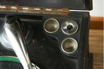 和製アンティーク　昭和初期　蓋付きキャビネット型のポータブル蓄音機　(R-090795)