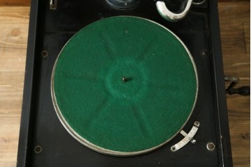 和製アンティーク　昭和初期　蓋付きキャビネット型のポータブル蓄音機　(R-090795)