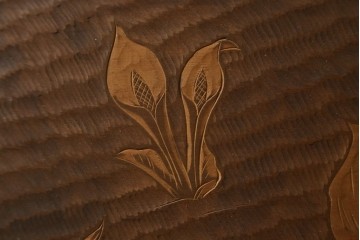 【簡易リペア限定品】　和製ヴィンテージ　日光彫り　水芭蕉の意匠が趣深い一枚板の飾り板　(R-090799)