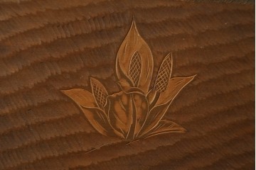 【簡易リペア限定品】　和製ヴィンテージ　日光彫り　水芭蕉の意匠が趣深い一枚板の飾り板　(R-090799)