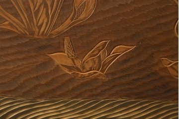【簡易リペア限定品】　和製ヴィンテージ　日光彫り　水芭蕉の意匠が趣深い一枚板の飾り板　(R-090799)