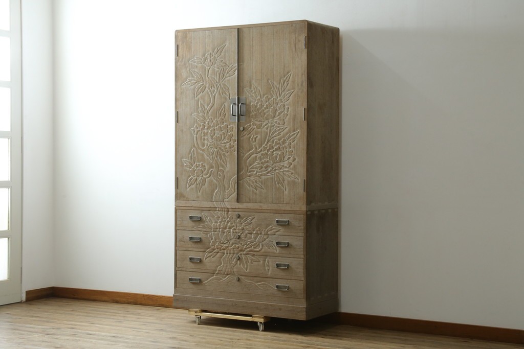 中古　高級品　国産職人手作り工芸家具　光尚　並厚　牡丹を大胆に彫り表した総桐箪笥　(R-090800)