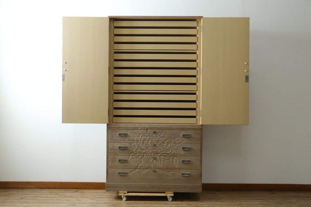中古　高級品　国産職人手作り工芸家具　光尚　並厚　牡丹を大胆に彫り表した総桐箪笥　(R-090800)