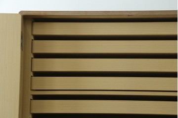中古　高級品　国産職人手作り工芸家具　光尚　並厚　牡丹を大胆に彫り表した総桐箪笥　(R-090800)