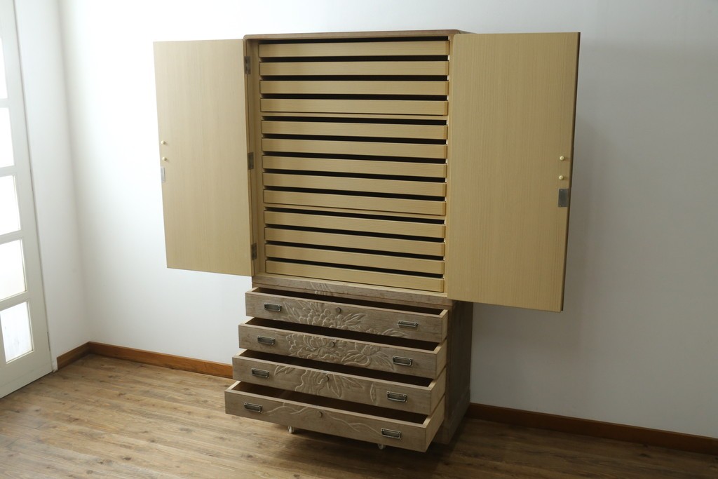 中古　高級品　国産職人手作り工芸家具　光尚　並厚　牡丹を大胆に彫り表した総桐箪笥　(R-090800)