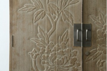 中古　高級品　国産職人手作り工芸家具　光尚　並厚　牡丹を大胆に彫り表した総桐箪笥　(R-090800)