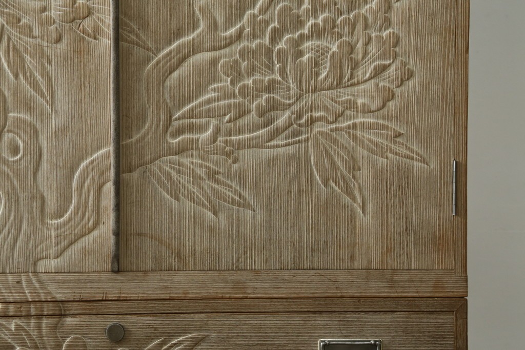 中古　高級品　国産職人手作り工芸家具　光尚　並厚　牡丹を大胆に彫り表した総桐箪笥　(R-090800)