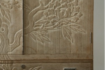中古　高級品　国産職人手作り工芸家具　光尚　並厚　牡丹を大胆に彫り表した総桐箪笥　(R-090800)