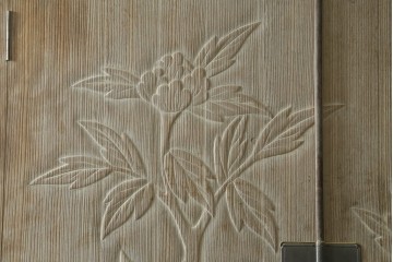 中古　高級品　国産職人手作り工芸家具　光尚　並厚　牡丹を大胆に彫り表した総桐箪笥　(R-090800)