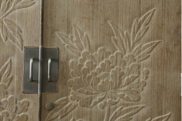 中古　高級品　国産職人手作り工芸家具　光尚　並厚　牡丹を大胆に彫り表した総桐箪笥　(R-090800)