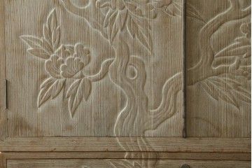 中古　高級品　国産職人手作り工芸家具　光尚　並厚　牡丹を大胆に彫り表した総桐箪笥　(R-090800)