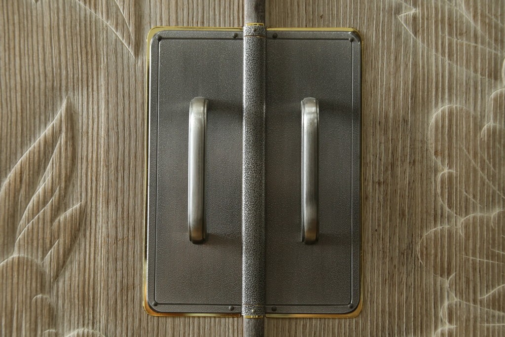 中古　高級品　国産職人手作り工芸家具　光尚　並厚　牡丹を大胆に彫り表した総桐箪笥　(R-090800)
