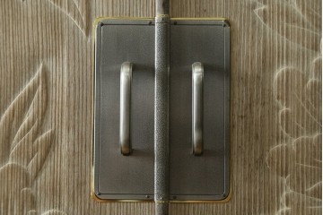 中古　高級品　国産職人手作り工芸家具　光尚　並厚　牡丹を大胆に彫り表した総桐箪笥　(R-090800)