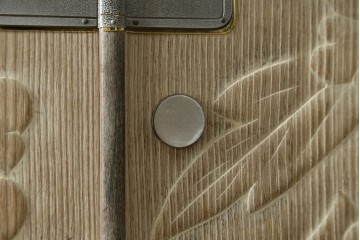中古　高級品　国産職人手作り工芸家具　光尚　並厚　牡丹を大胆に彫り表した総桐箪笥　(R-090800)