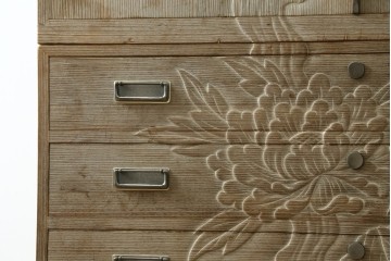 中古　高級品　国産職人手作り工芸家具　光尚　並厚　牡丹を大胆に彫り表した総桐箪笥　(R-090800)