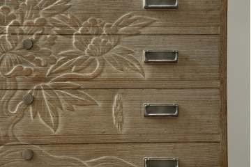 中古　高級品　国産職人手作り工芸家具　光尚　並厚　牡丹を大胆に彫り表した総桐箪笥　(R-090800)