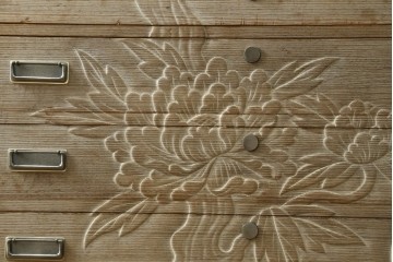 中古　高級品　国産職人手作り工芸家具　光尚　並厚　牡丹を大胆に彫り表した総桐箪笥　(R-090800)
