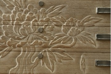 中古　高級品　国産職人手作り工芸家具　光尚　並厚　牡丹を大胆に彫り表した総桐箪笥　(R-090800)