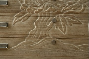 中古　高級品　国産職人手作り工芸家具　光尚　並厚　牡丹を大胆に彫り表した総桐箪笥　(R-090800)