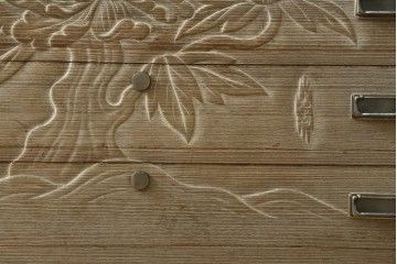 中古　高級品　国産職人手作り工芸家具　光尚　並厚　牡丹を大胆に彫り表した総桐箪笥　(R-090800)