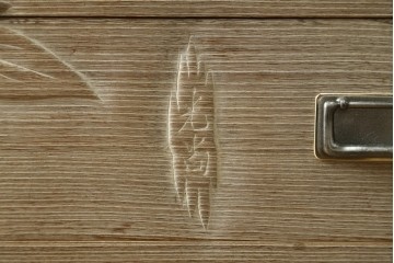 中古　高級品　国産職人手作り工芸家具　光尚　並厚　牡丹を大胆に彫り表した総桐箪笥　(R-090800)