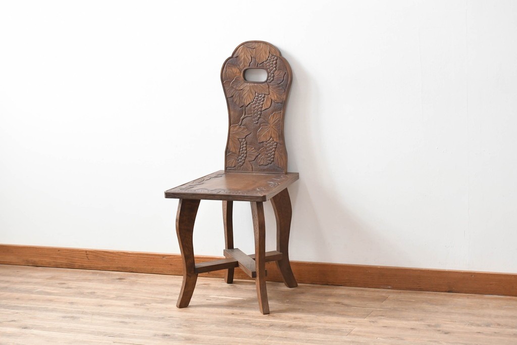 中古　美品　軽井沢彫　葡萄(ブドウ)の立体的な木彫が美しいダイニングチェア　(R-090803)