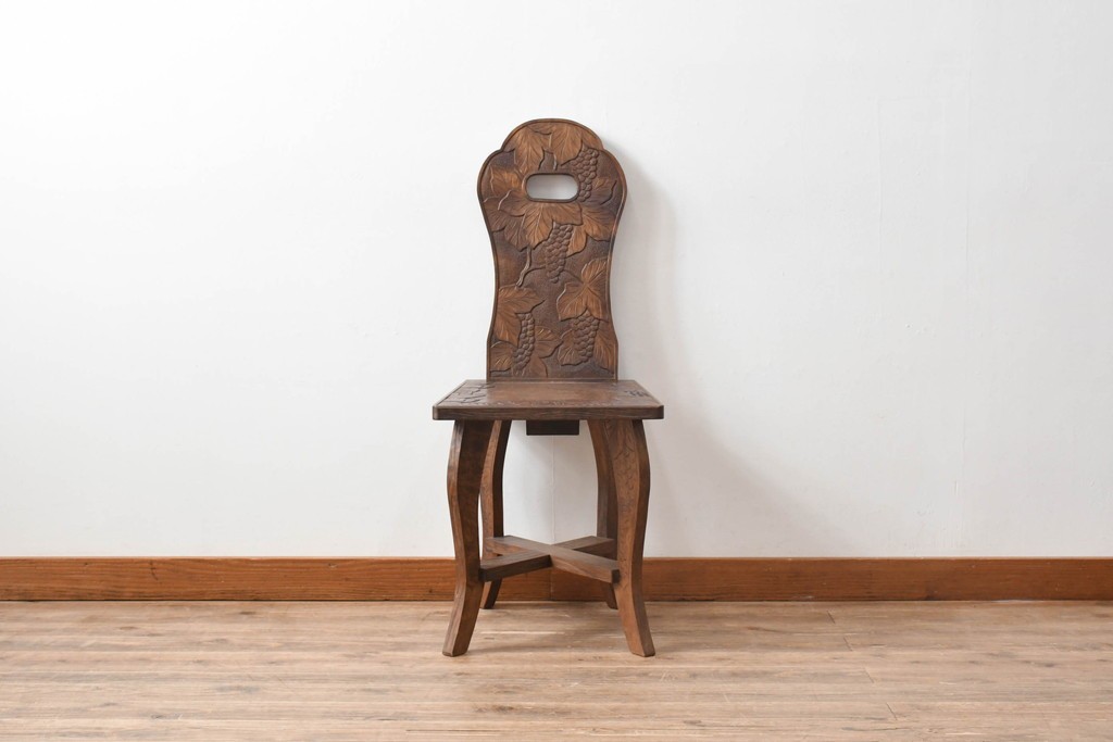 中古　美品　軽井沢彫　葡萄(ブドウ)の立体的な木彫が美しいダイニングチェア　(R-090803)
