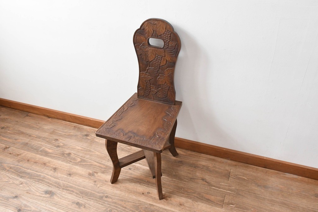 中古　美品　軽井沢彫　葡萄(ブドウ)の立体的な木彫が美しいダイニングチェア　(R-090803)