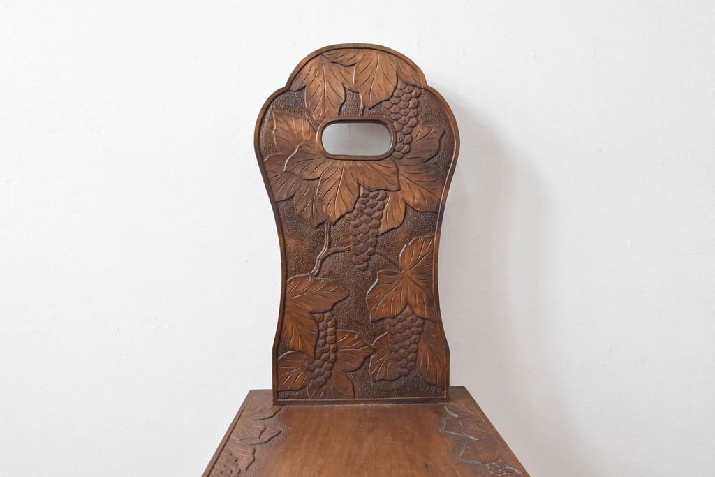 中古　美品　軽井沢彫　葡萄(ブドウ)の立体的な木彫が美しいダイニングチェア　(R-090803)