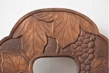 中古　美品　軽井沢彫　葡萄(ブドウ)の立体的な木彫が美しいダイニングチェア　(R-090803)