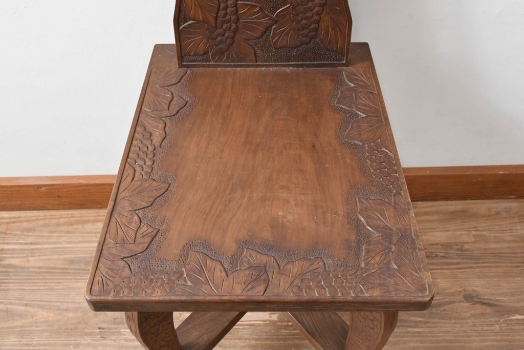 中古　美品　軽井沢彫　葡萄(ブドウ)の立体的な木彫が美しいダイニングチェア　(R-090803)