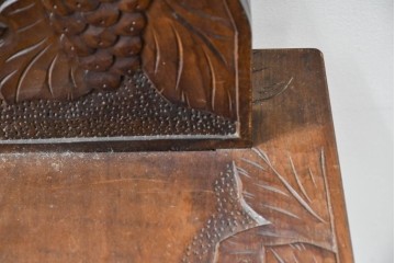 中古　美品　軽井沢彫　葡萄(ブドウ)の立体的な木彫が美しいダイニングチェア　(R-090803)