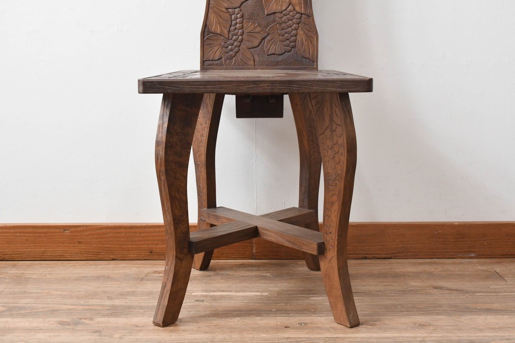 中古　美品　軽井沢彫　葡萄(ブドウ)の立体的な木彫が美しいダイニングチェア　(R-090803)
