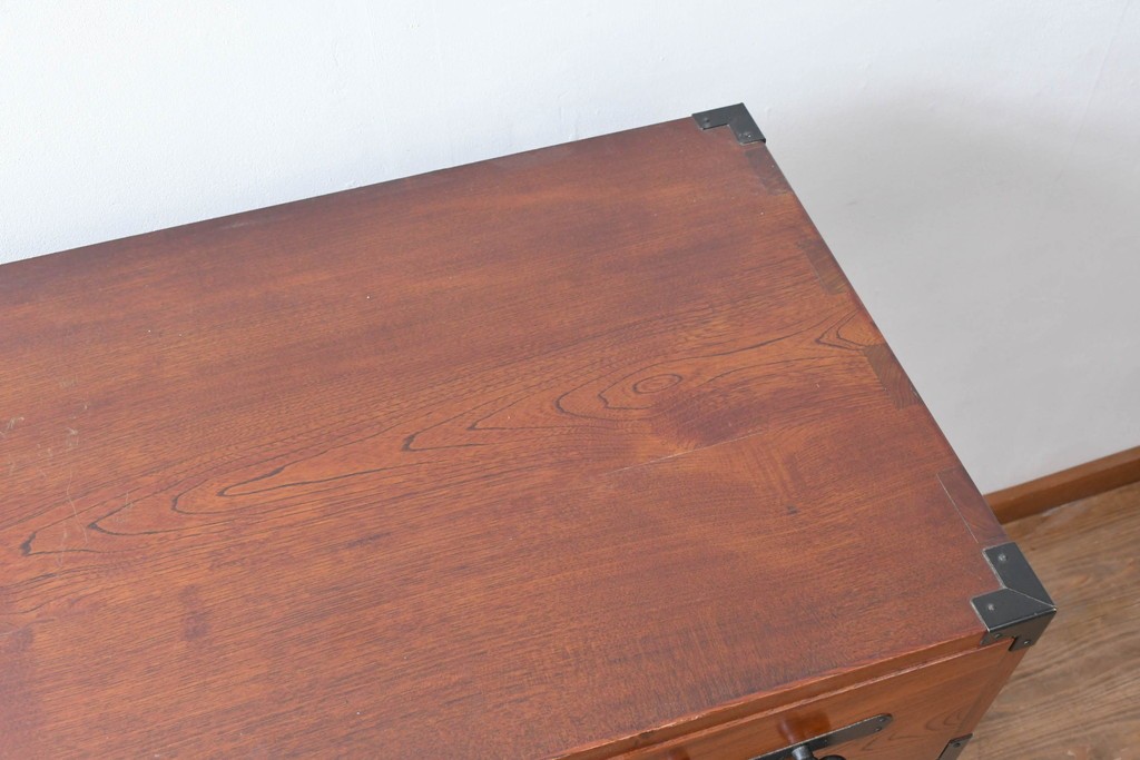 中古　美品　高級品　国産　職人手作り工芸家具　前面(欅材)　内部(桐材)　時代箪笥風チェスト　(R-090805)