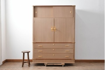 中古　高級品　大阪泉州桐箪笥の名門・初音の総桐箪笥　田中家具製作所　金色金具が映える着物箪笥　定価約250万円　(R-090806)