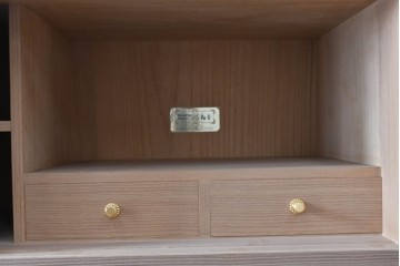 中古　高級品　大阪泉州桐箪笥の名門・初音の総桐箪笥　田中家具製作所　金色金具が映える着物箪笥　定価約250万円　(R-090806)