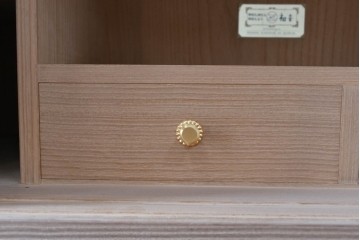 中古　高級品　大阪泉州桐箪笥の名門・初音の総桐箪笥　田中家具製作所　金色金具が映える着物箪笥　定価約250万円　(R-090806)