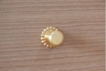 中古　高級品　大阪泉州桐箪笥の名門・初音の総桐箪笥　田中家具製作所　金色金具が映える着物箪笥　定価約250万円　(R-090806)