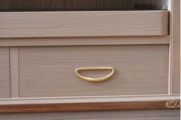 中古　高級品　大阪泉州桐箪笥の名門・初音の総桐箪笥　田中家具製作所　金色金具が映える着物箪笥　定価約250万円　(R-090806)