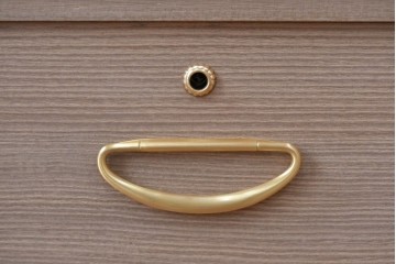 中古　高級品　大阪泉州桐箪笥の名門・初音の総桐箪笥　田中家具製作所　金色金具が映える着物箪笥　定価約250万円　(R-090806)