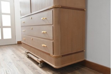 中古　高級品　大阪泉州桐箪笥の名門・初音の総桐箪笥　田中家具製作所　金色金具が映える着物箪笥　定価約250万円　(R-090806)