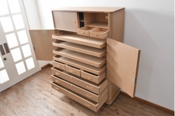中古　高級品　大阪泉州桐箪笥の名門・初音の総桐箪笥　田中家具製作所　金色金具が映える着物箪笥　定価約250万円　(R-090806)