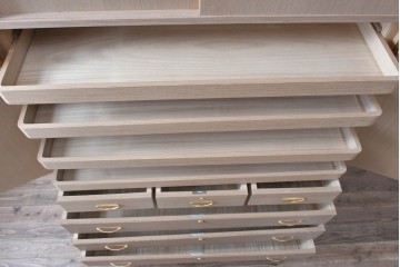 中古　高級品　大阪泉州桐箪笥の名門・初音の総桐箪笥　田中家具製作所　金色金具が映える着物箪笥　定価約250万円　(R-090806)